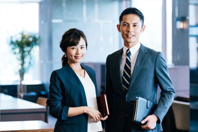 事務所で働くスタッフ