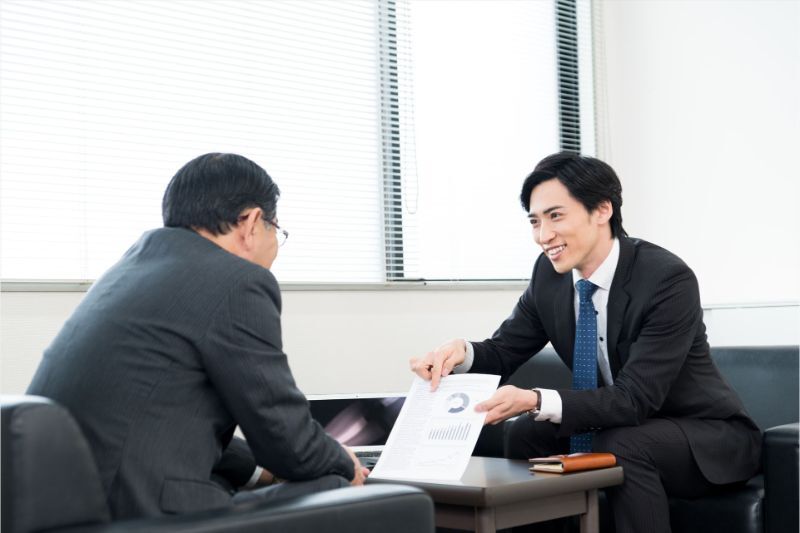 案内する男性スタッフ